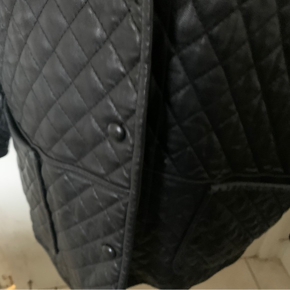 Ladies leather jacket. Quilted black. Very nice and great shape. Has a liner. - Picture 5 of 6